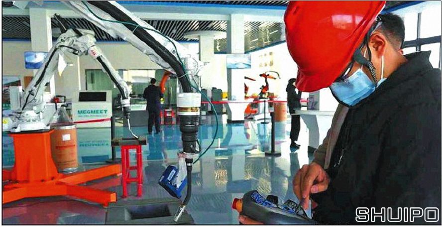 機器人智能制造展示中心為焊接機器人調整參數(shù) 機器人智能制造展示中心為焊接機器人調整參數(shù)