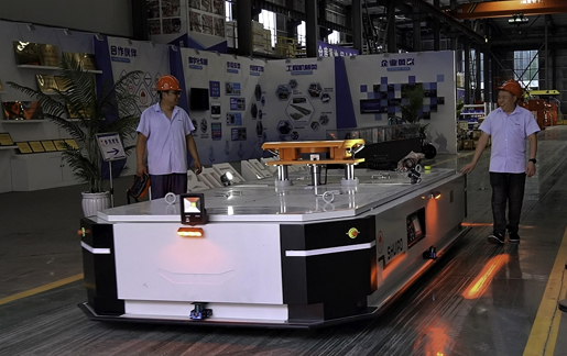 30T 牽引 AGV 在物流行業(yè)優(yōu)勢顯著，具備強(qiáng)大負(fù)載、精準(zhǔn)導(dǎo)航、自動(dòng)化作業(yè)、適應(yīng)復(fù)雜環(huán)境、節(jié)省人力、便于集成以及安全性能突出等優(yōu)勢，助力物流高效運(yùn)作。